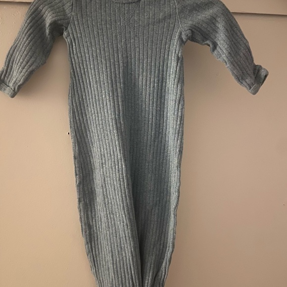 Kate Quinn 0-3 months knotted gown - Picture 3 of 3